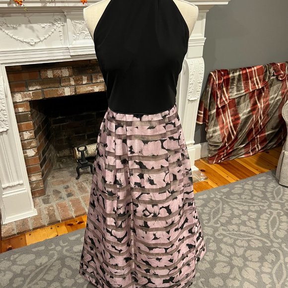 JS COLLECTIONS SHADOW GOWN - Picture 2 of 11